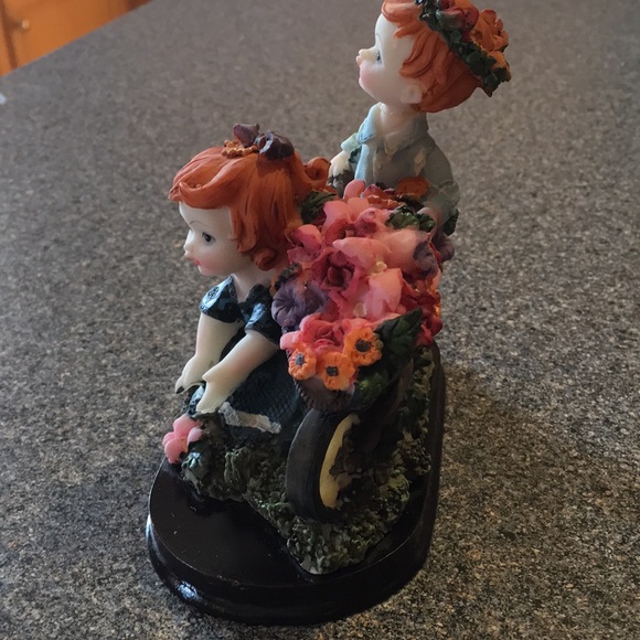 Bundle of ceramic cherubs figurines with floral scenery. - Picture 9 of 16
